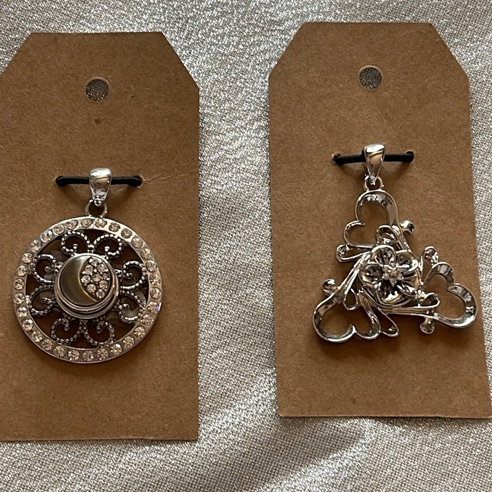 M&V pendant with 2 interchangeable snaps